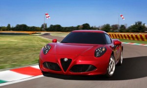Спортивный автомобиль Alfa Romeo 4C на испытательном треке