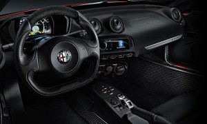 Внутренняя часть Alfa Romeo 4C не роскошна, но со вставками из углеродистого волокна и большими сидениями выглядит спортивно.