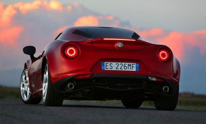 Alfa Romeo 4C, вид сзади.