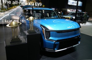Kia EV9 продолжает получать награды, в том числе награду World Car of the Year 2024, но его высокая цена является барьером для многих покупателей.